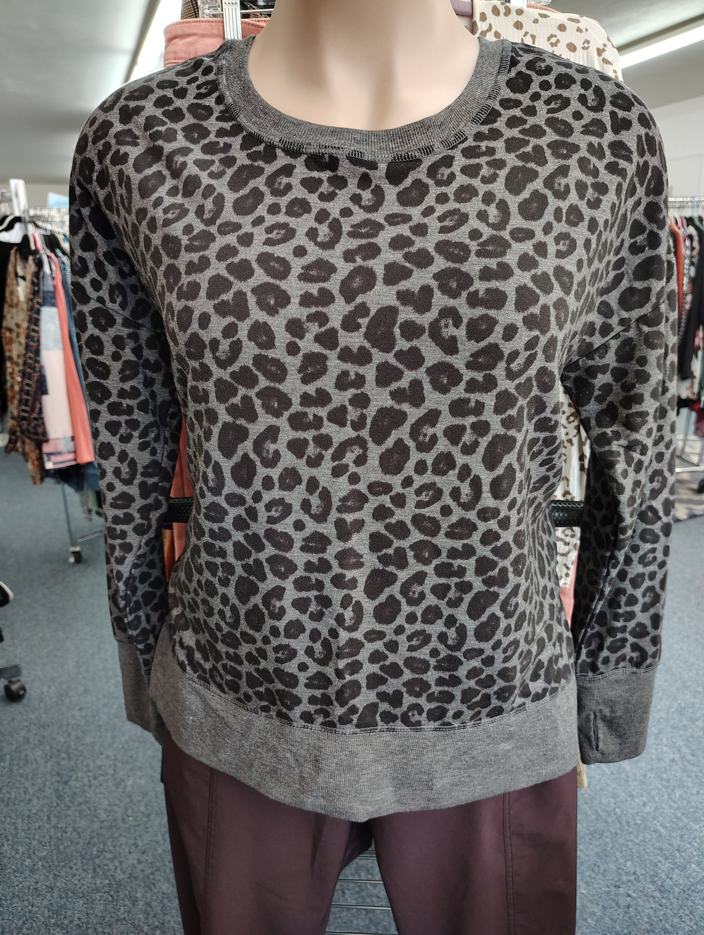 Avia slit side animal print athletic sweatshirt size xl