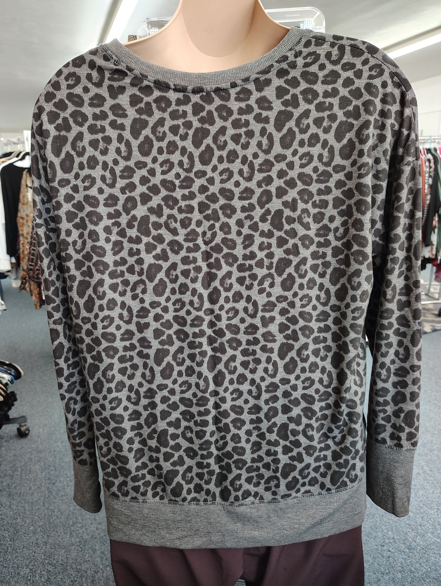 Avia slit side animal print athletic sweatshirt size xl