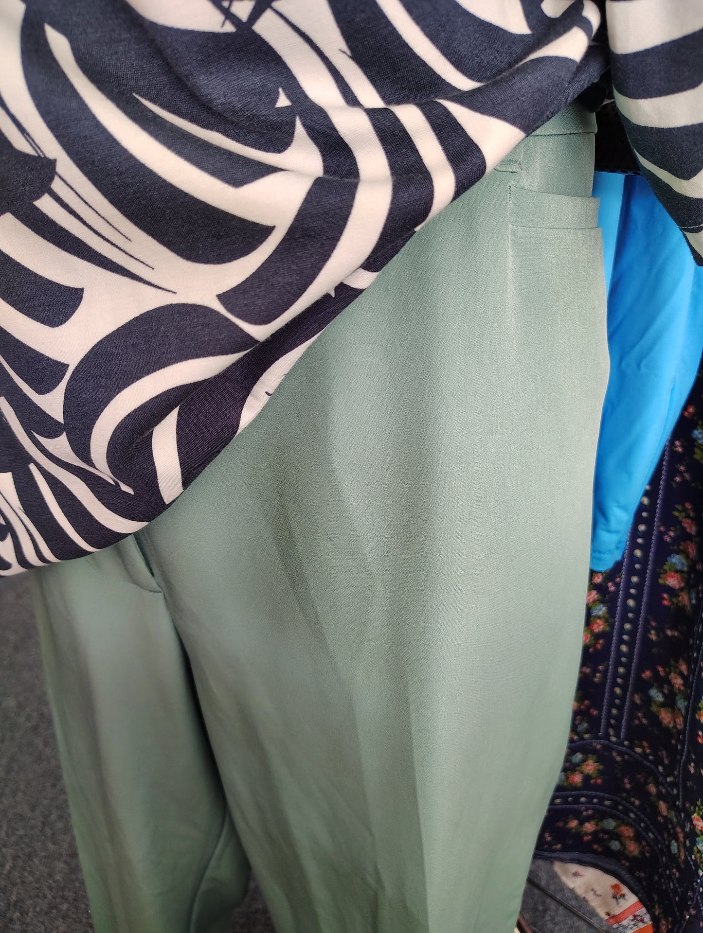 Evri seafoam green dress pant capris size 24w