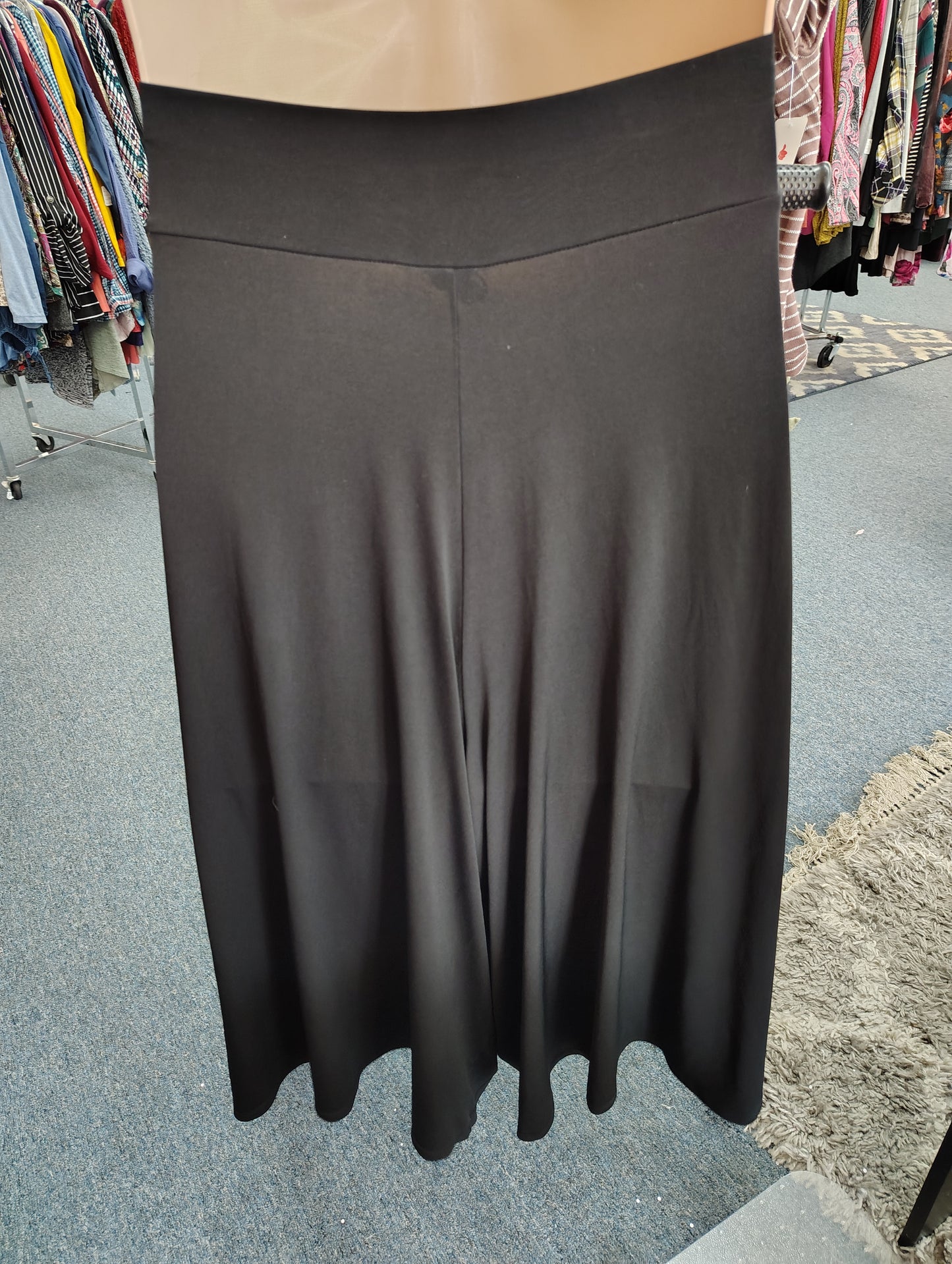 Studio 1940 black knit stretchy gaucho capri pants