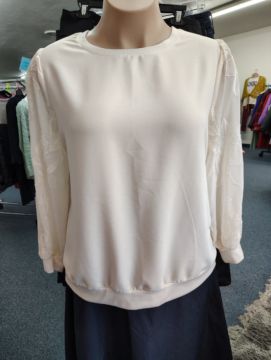 Maurices cream sweatshirt embroidered sleeves size 2x