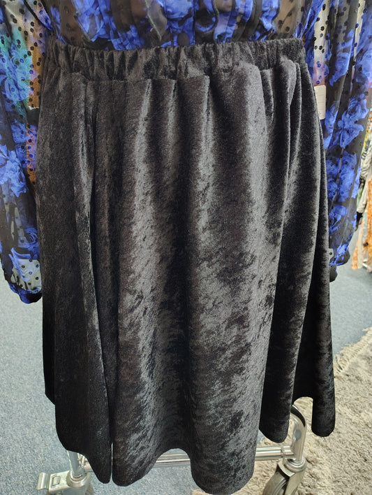 Seamlined Studios black velvet skater skirt size 4x