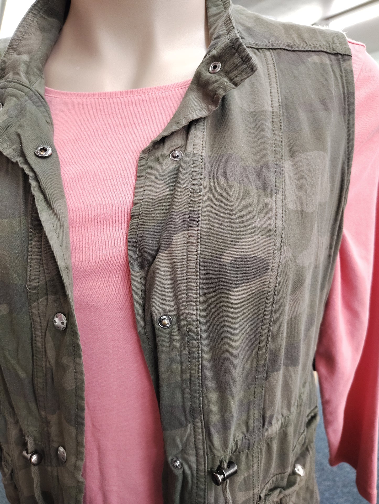 Maurices camo button front vest size xxl