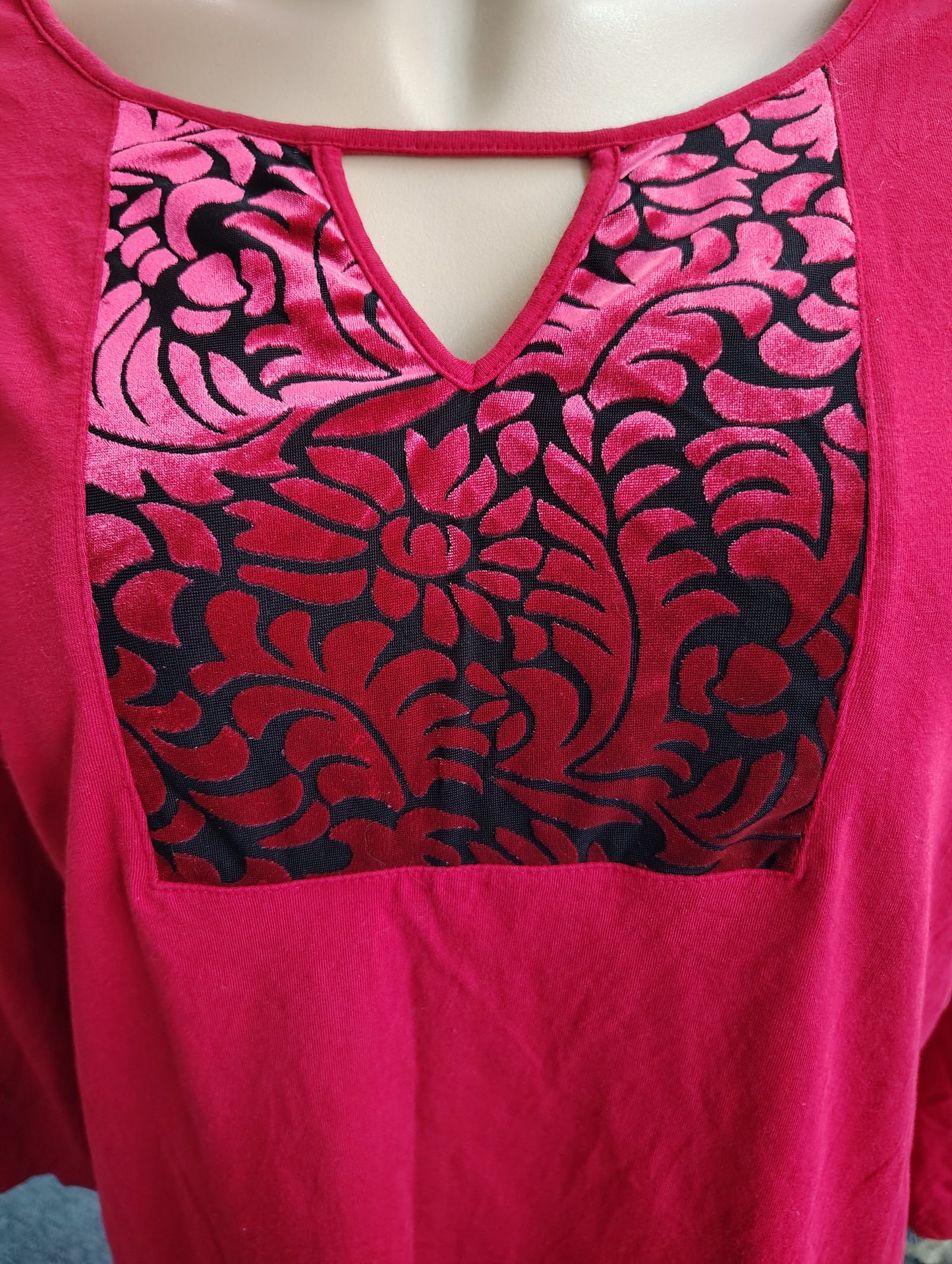 Catherines red top with black velvet floral detail size 5x