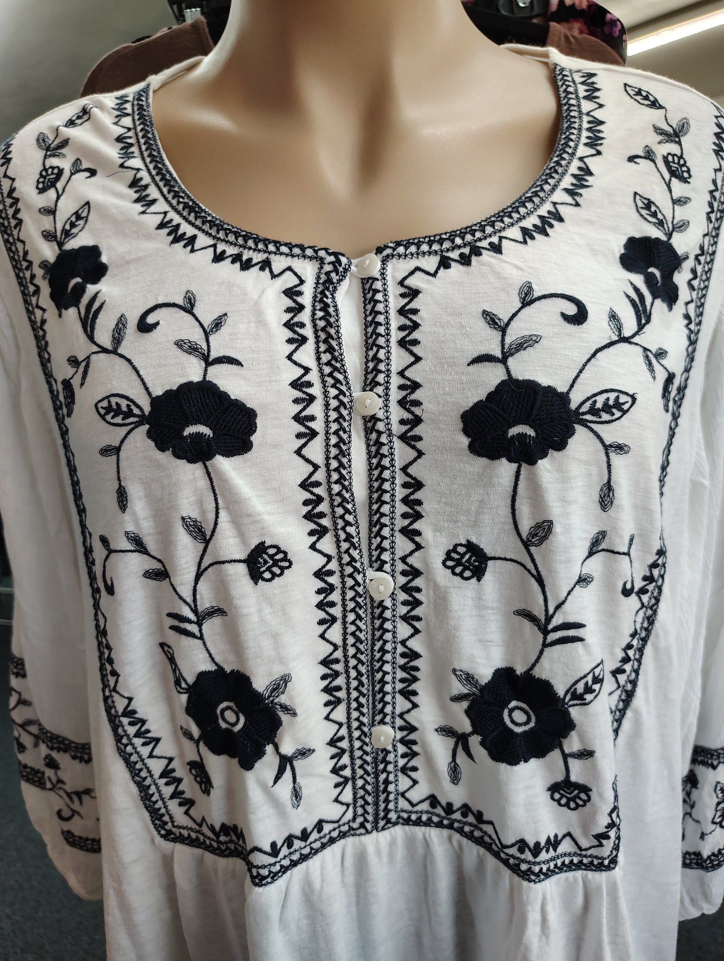 Lane Bryant NWT white tunic top with embroidery size 6x