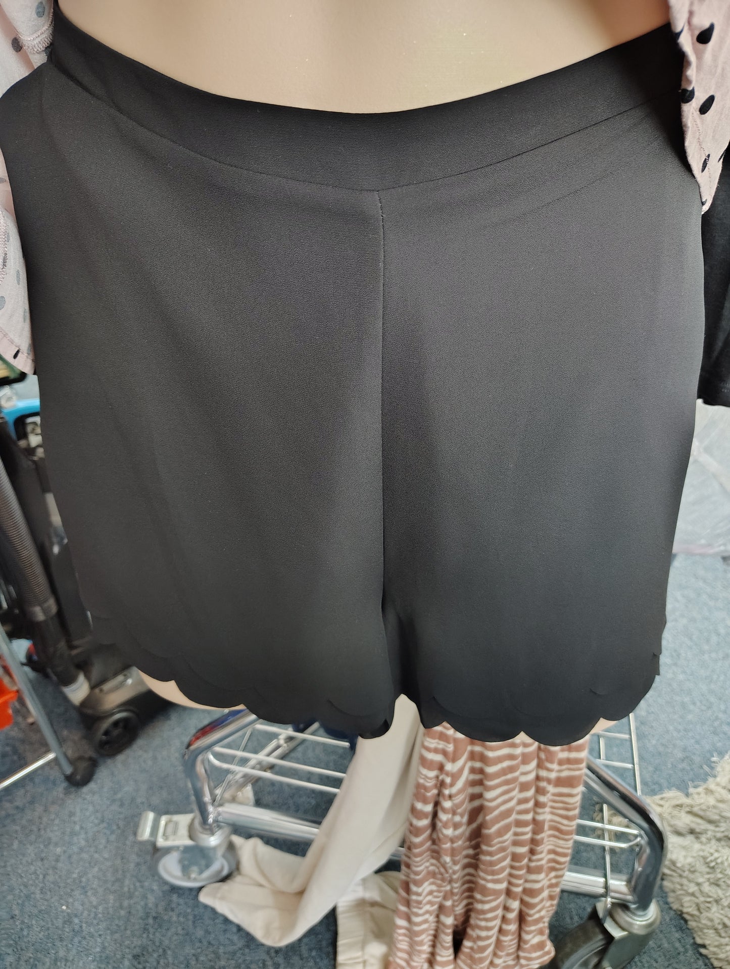 Lauren Conrad black scalloped hem dress shorts size xxl