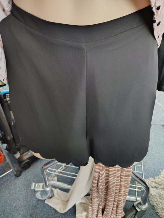 Lauren Conrad black scalloped hem dress shorts size xxl