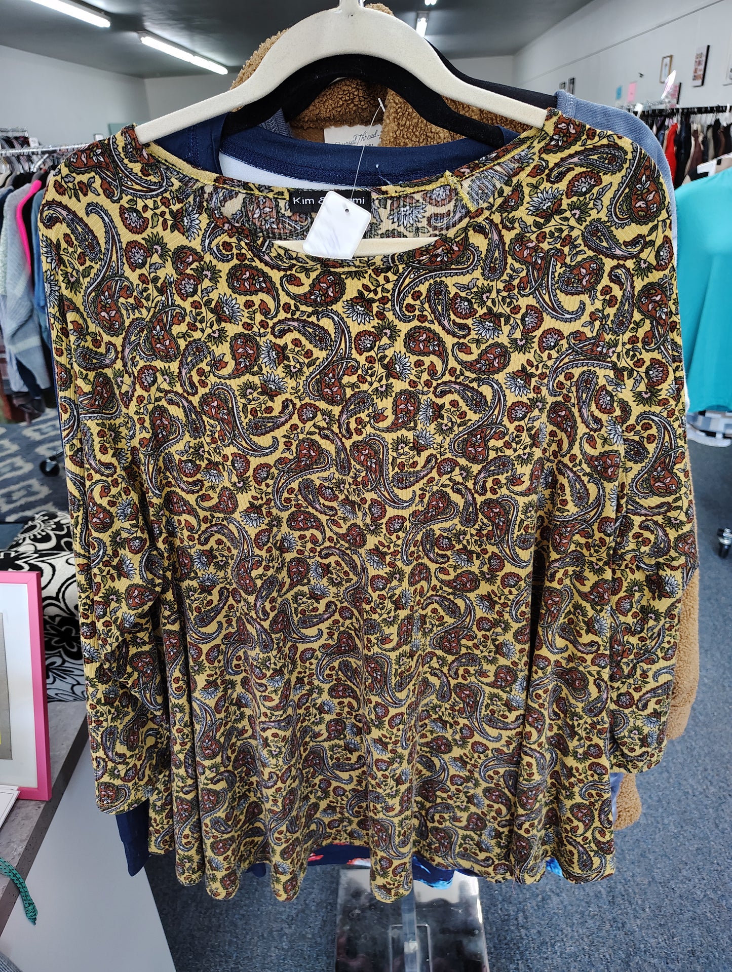 Kim & Cami ribbed yellow paisley top 2x