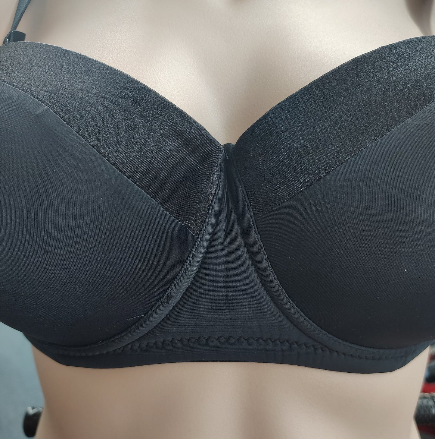 Olivachel NWT black strapless bra size 40F