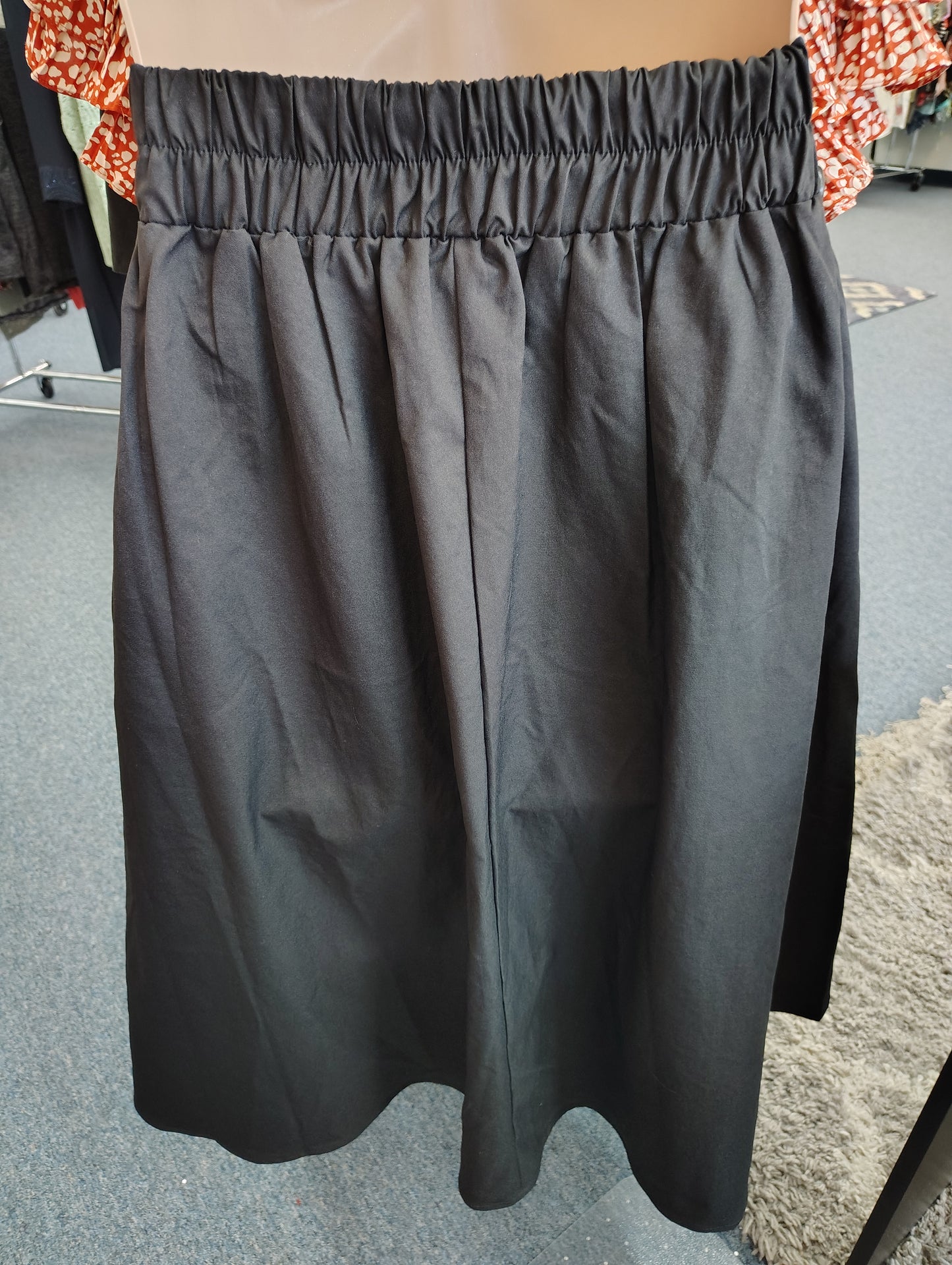 Bloomchic black heavy stretch midi skirt pull on size 18/20 2x