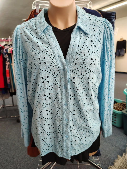On 34th blue eyelet long sleeve top size 4x