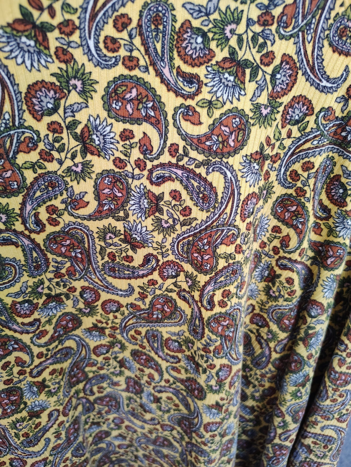 Kim & Cami ribbed yellow paisley top 2x