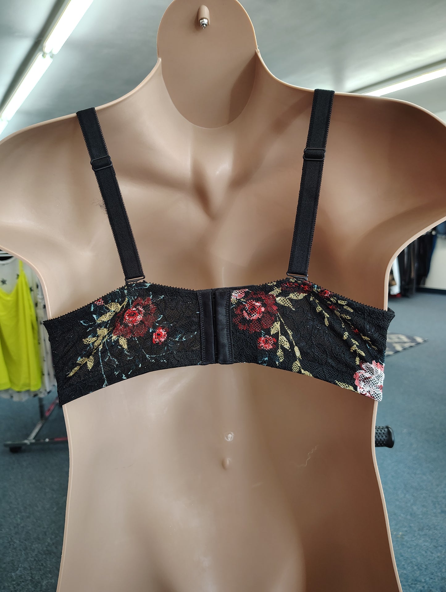 Torrid Curve floral lace bra plunge size 42DD
