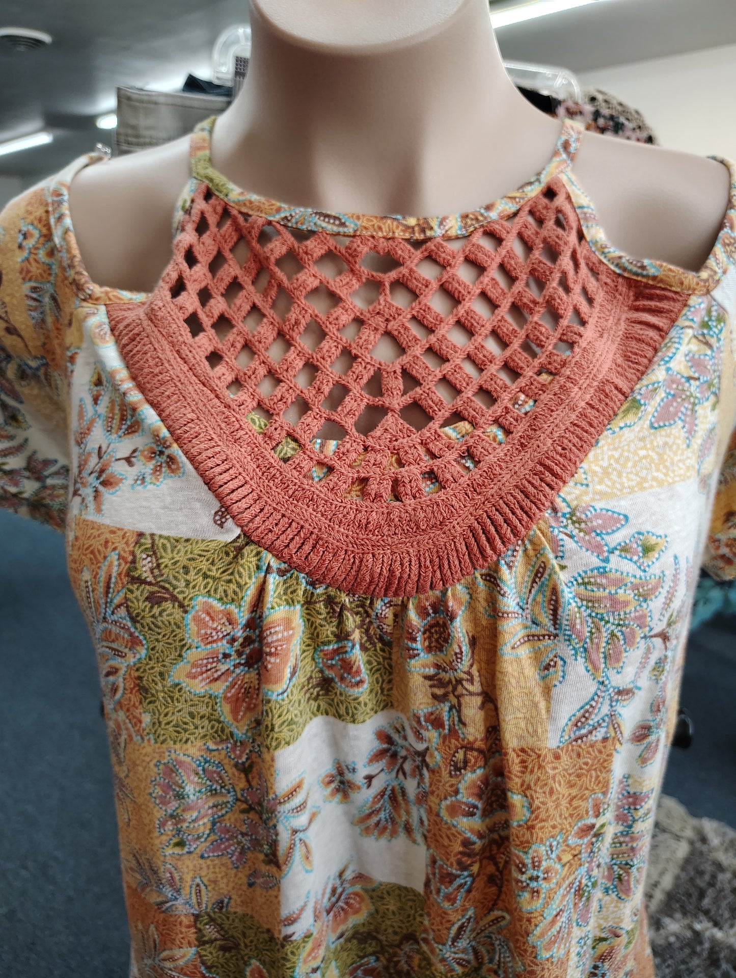 Cato cold shoulder print top with crochet front size 2x