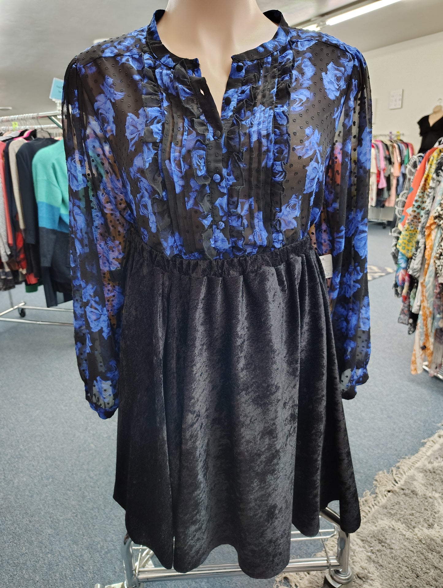 Torrid blue and black floral dressy top size 4x