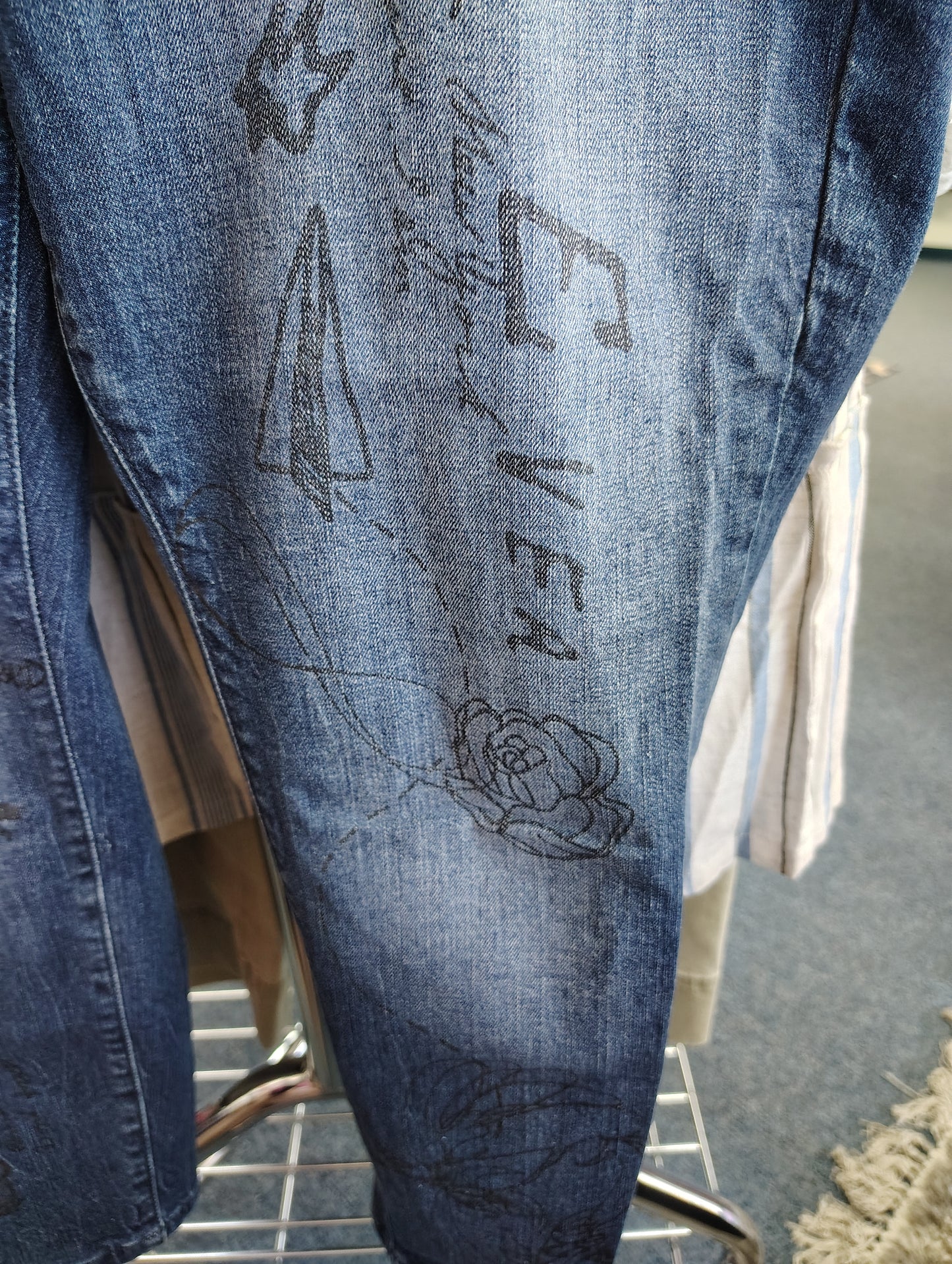 Torrid skinny denim with drawings size 14 short