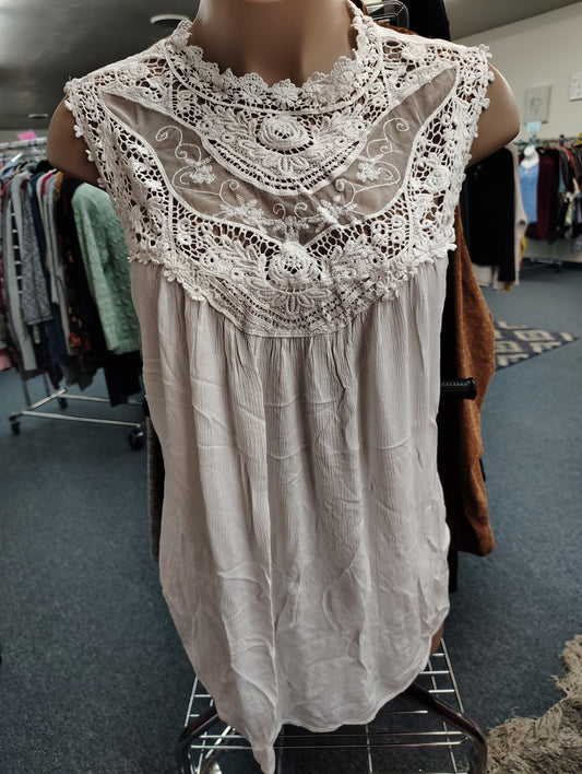 Torrid white lace top sleeveless top size 6x dressy