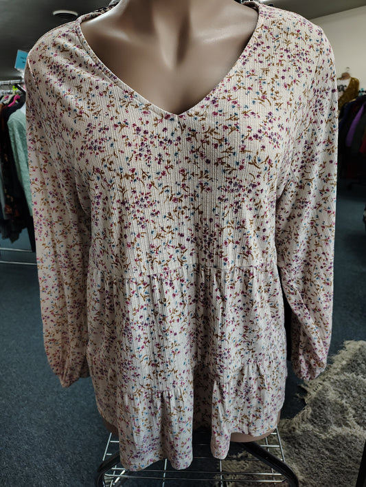 Torrid floral tiered long sleeve top stretchy size 5x