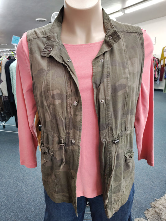 Maurices camo button front vest size xxl