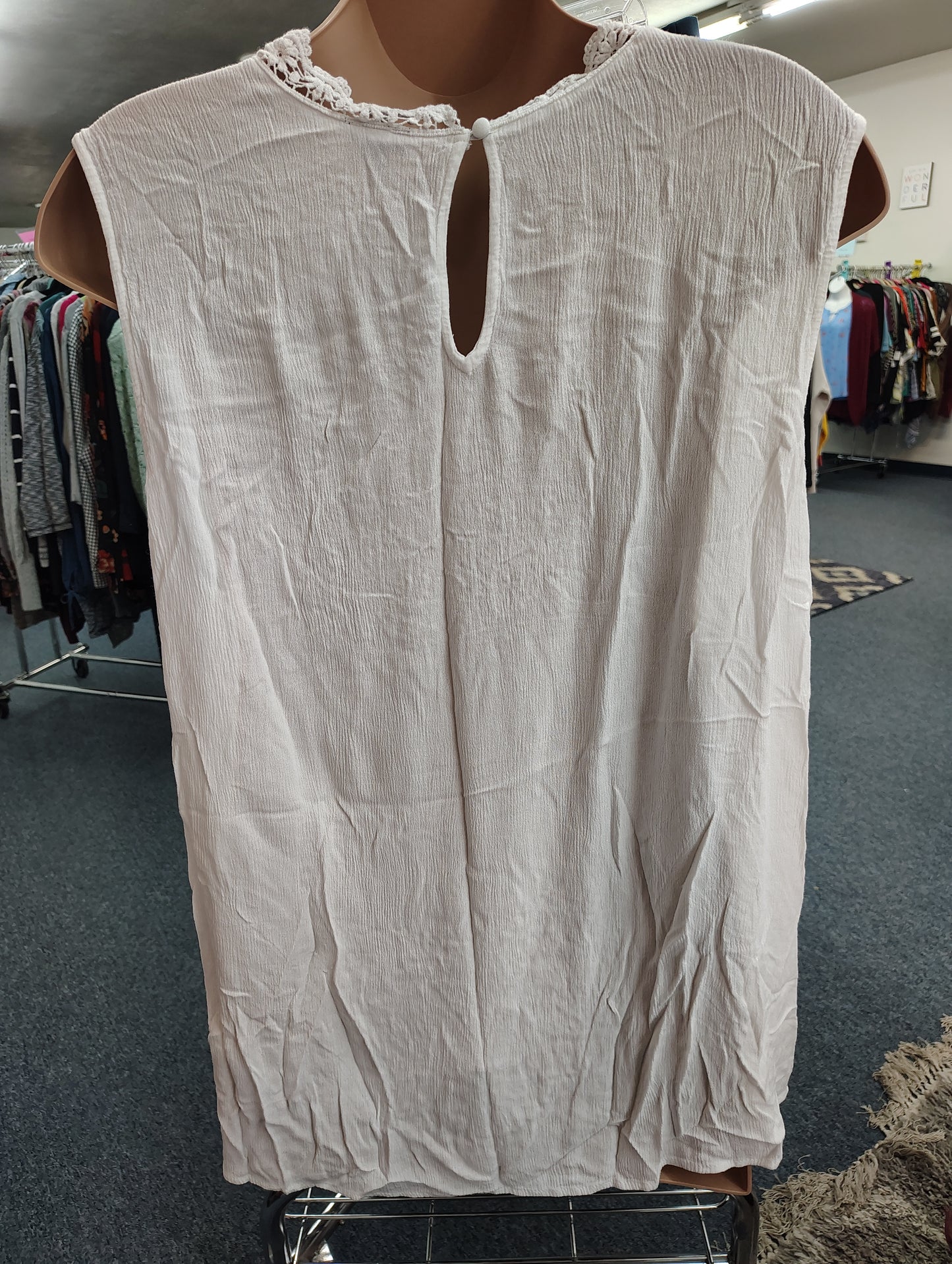 Torrid white lace top sleeveless top size 6x dressy