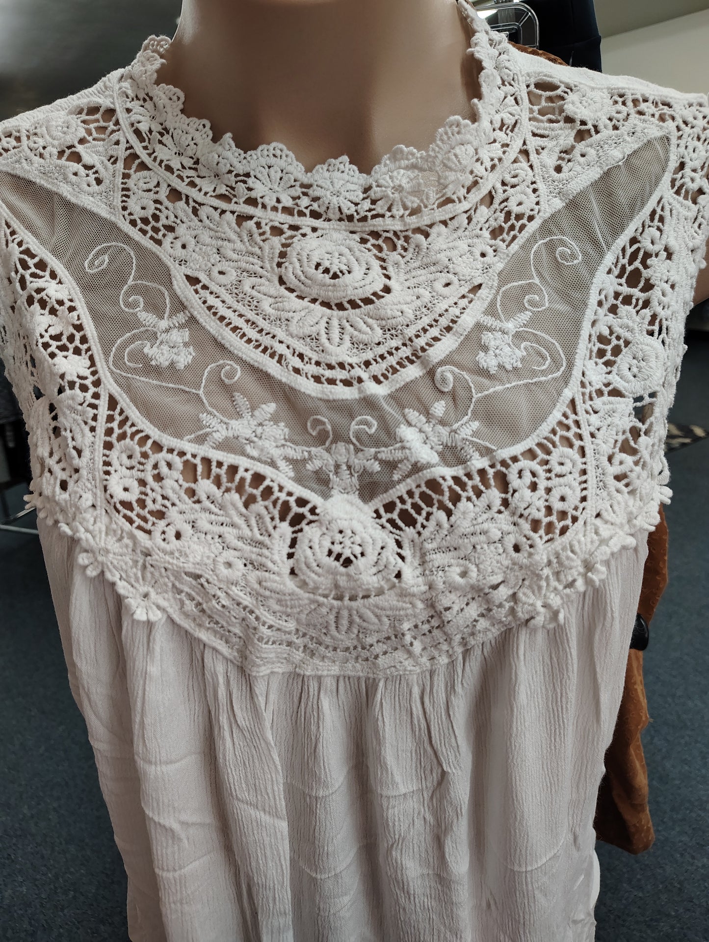 Torrid white lace top sleeveless top size 6x dressy