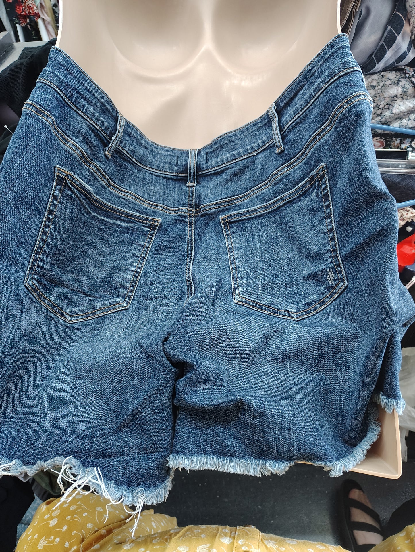 Silver Jeans boyfriend style button fly shorts size 20